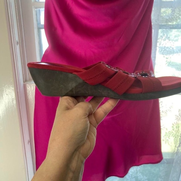 Red Women's Sandals buckle detail Mootsies Tootsies approx 9 - Picture 3 of 4